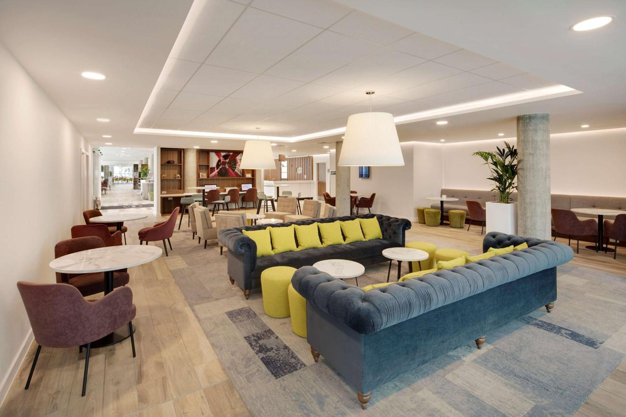 מלון סטאנסטד מאונטפיצ'ט Hampton By Hilton London Stansted Airport מראה חיצוני תמונה